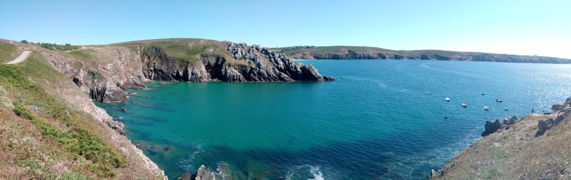 Paysage de la côte bretonne : sentier côtier et crique